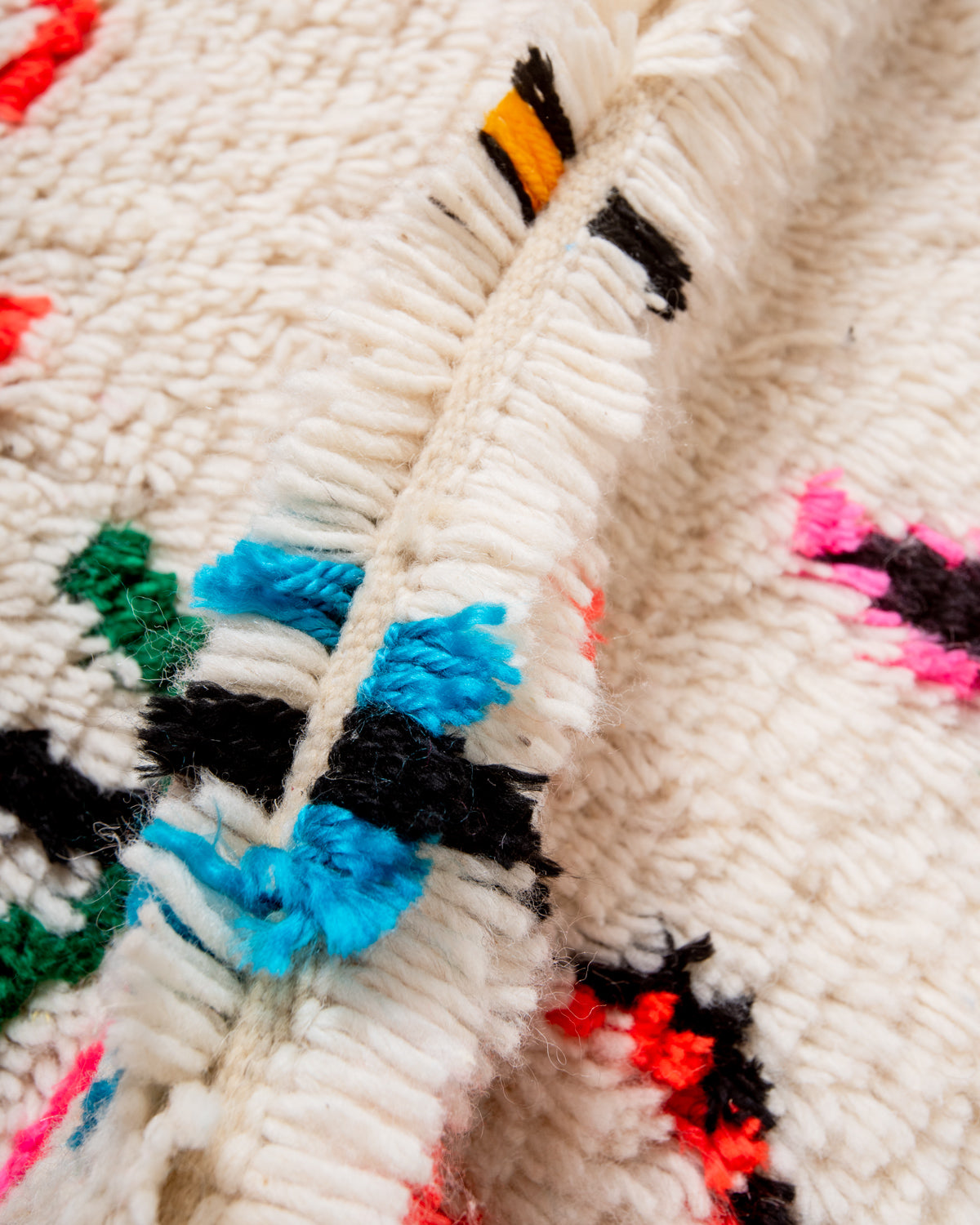 Modern designer handcrafted Berber rug from Morocco. Azilal rug with beautiful colors and patterns. Made of sheep’s wool and colourful cotton.