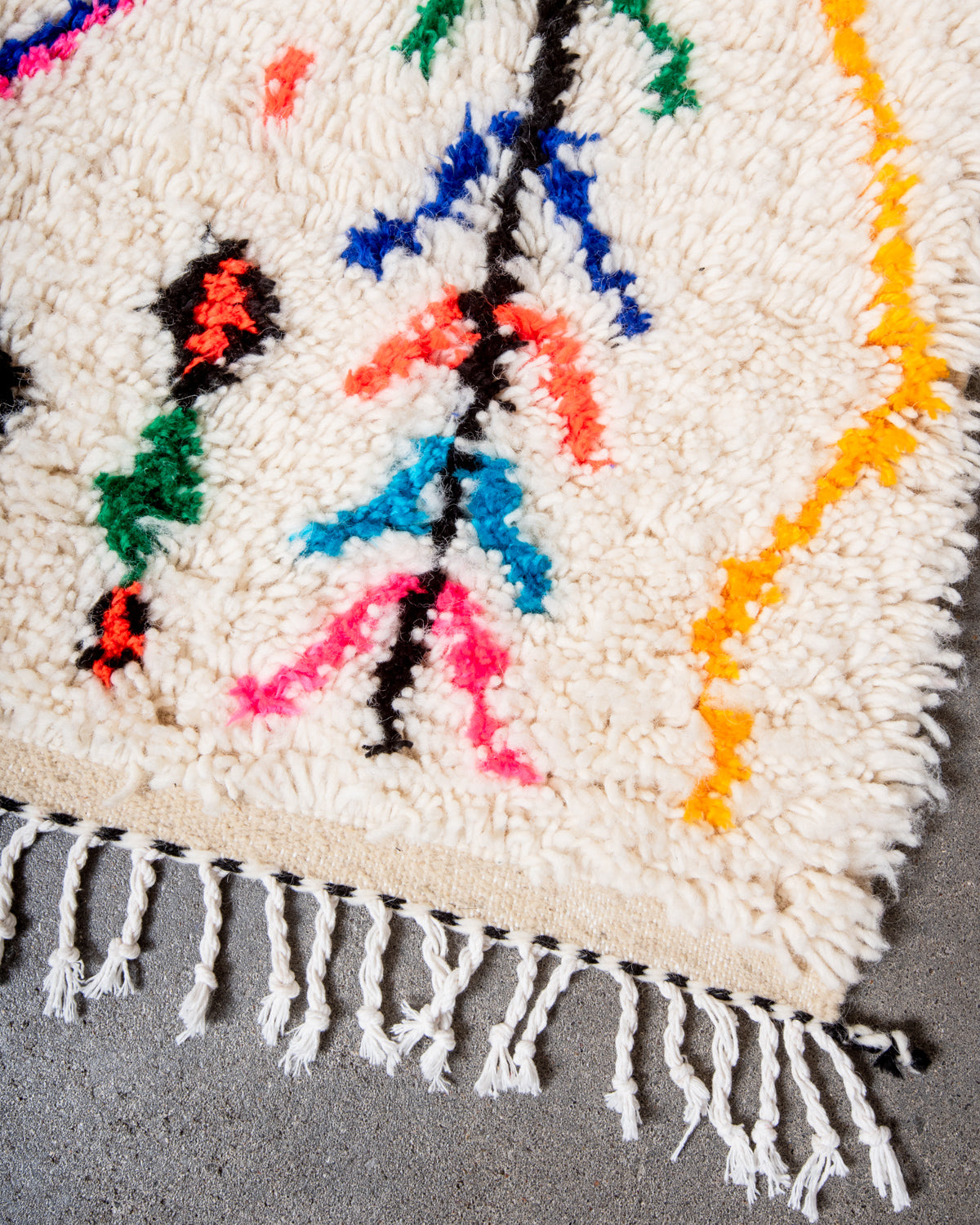 Modern designer handcrafted Berber rug from Morocco. Azilal rug with beautiful colors and patterns. Made of sheep’s wool and colourful cotton.