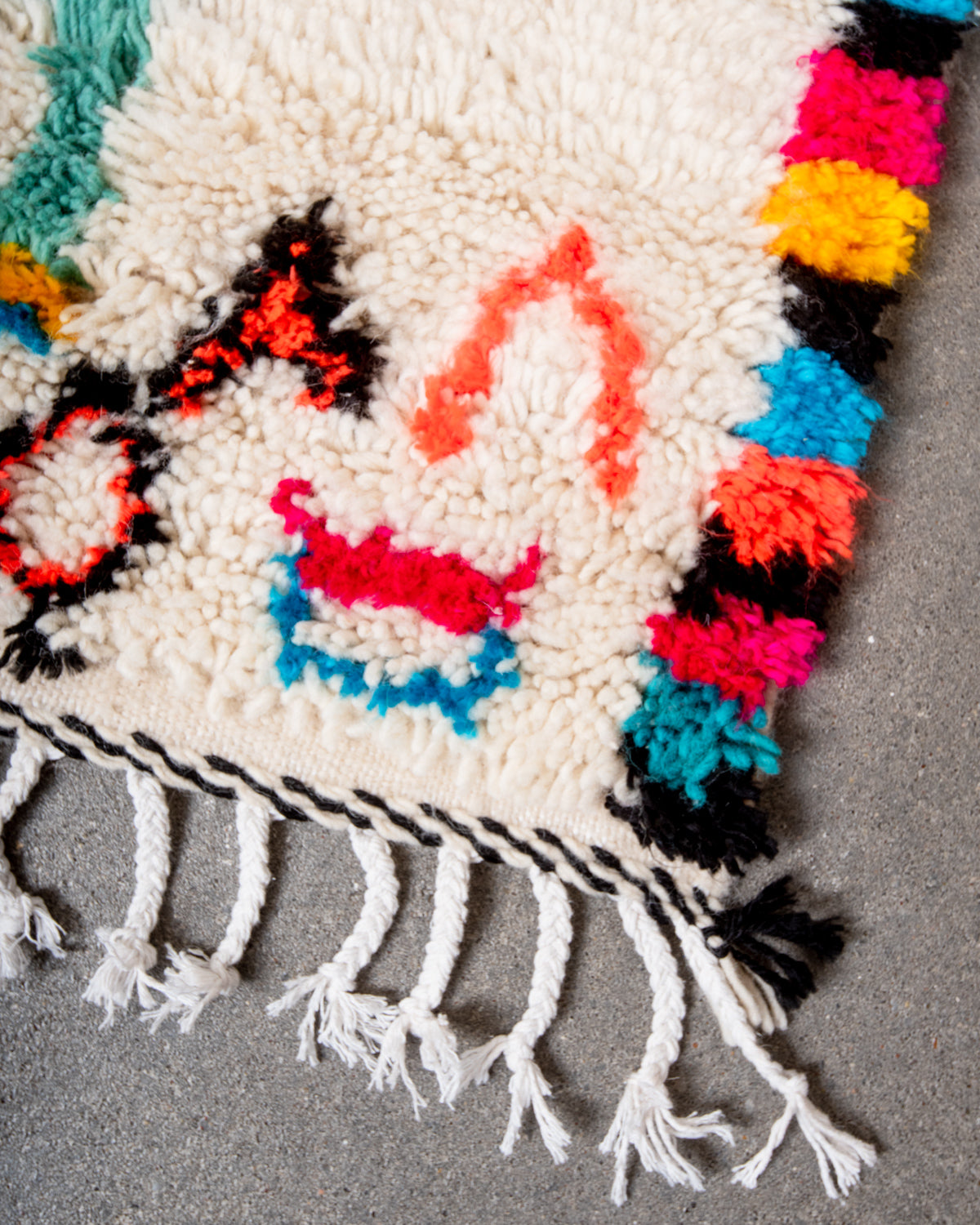 Modern designer handcrafted Berber rug from Morocco. Azilal rug with beautiful colors and patterns. Made of sheep’s wool and colourful cotton.