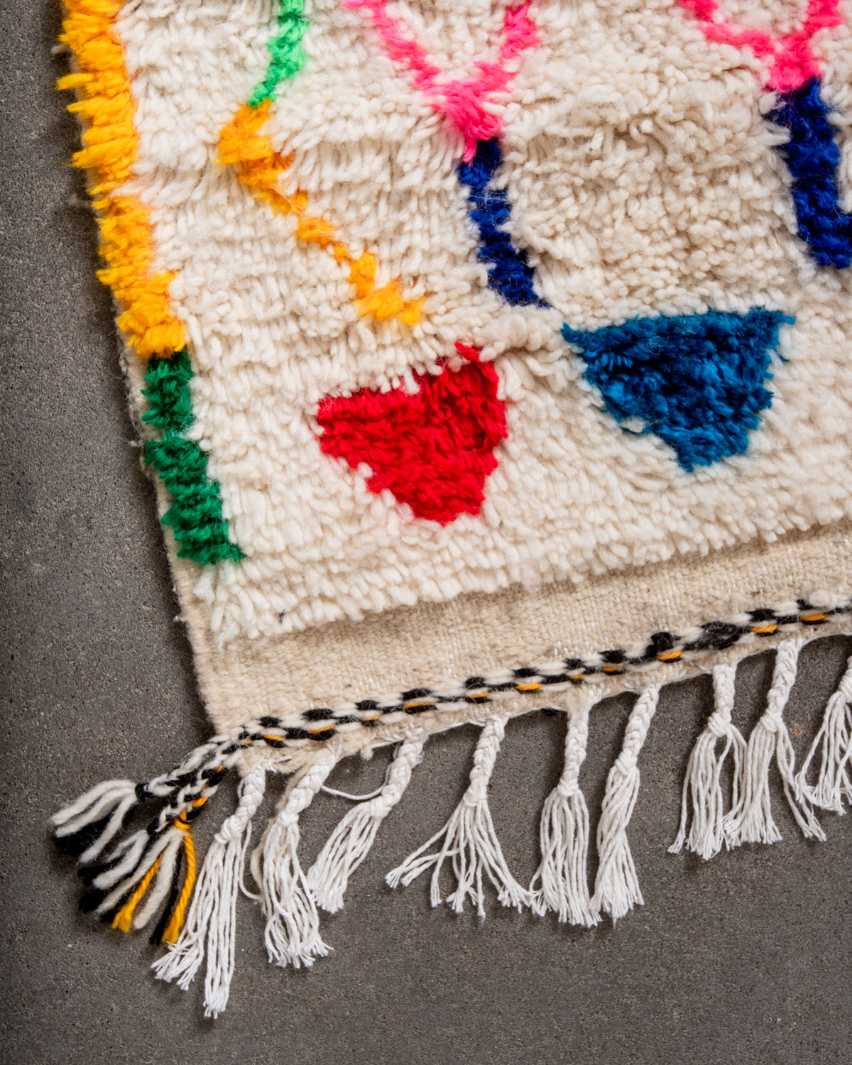Modern designer handcrafted Berber rug from Morocco. Azilal rug with beautiful colors and patterns. Made of sheep’s wool and colourful cotton.