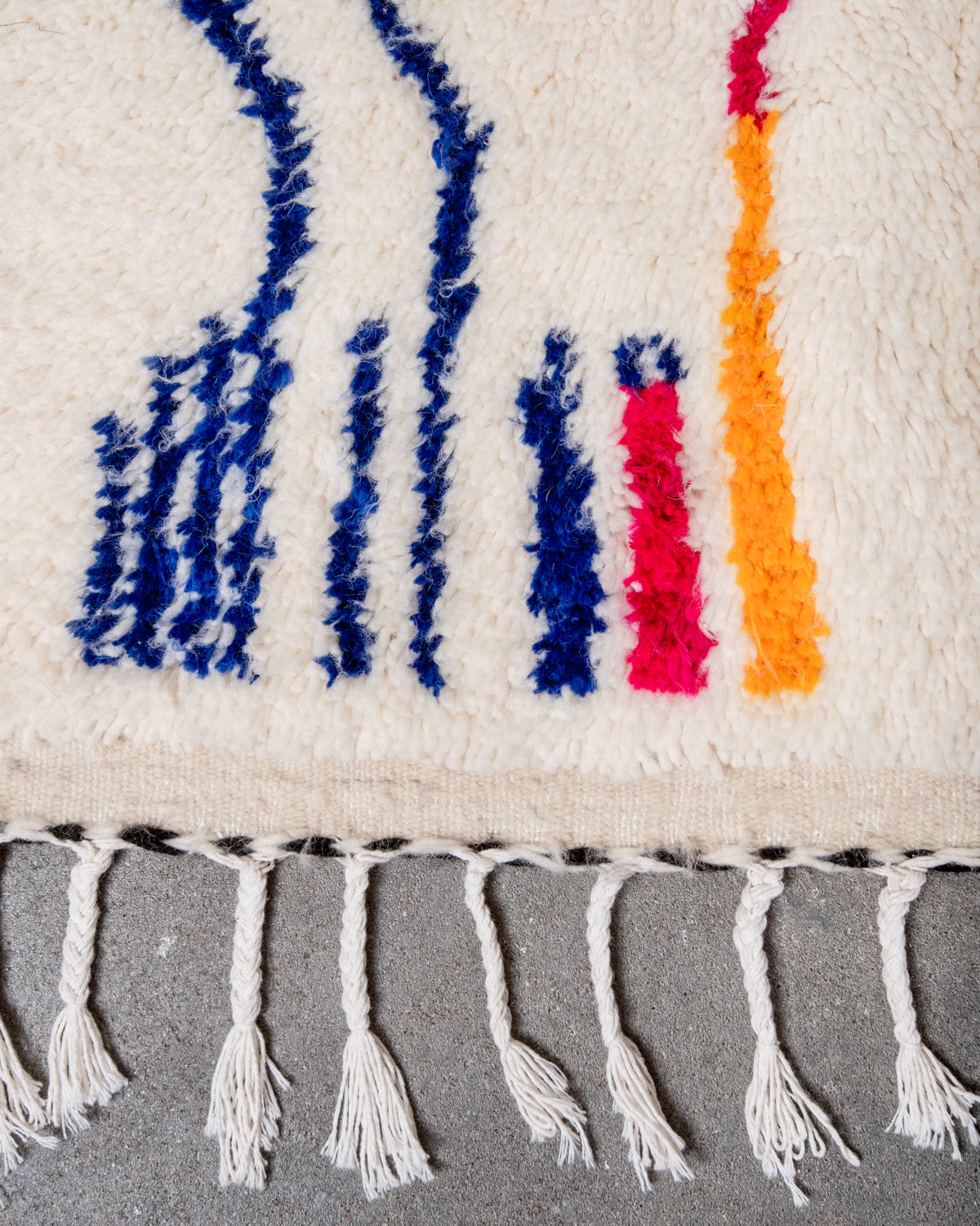 Modern designer handcrafted Berber rug from Morocco. Azilal rug with beautiful colors and patterns. Made of sheep’s wool and colourful cotton.