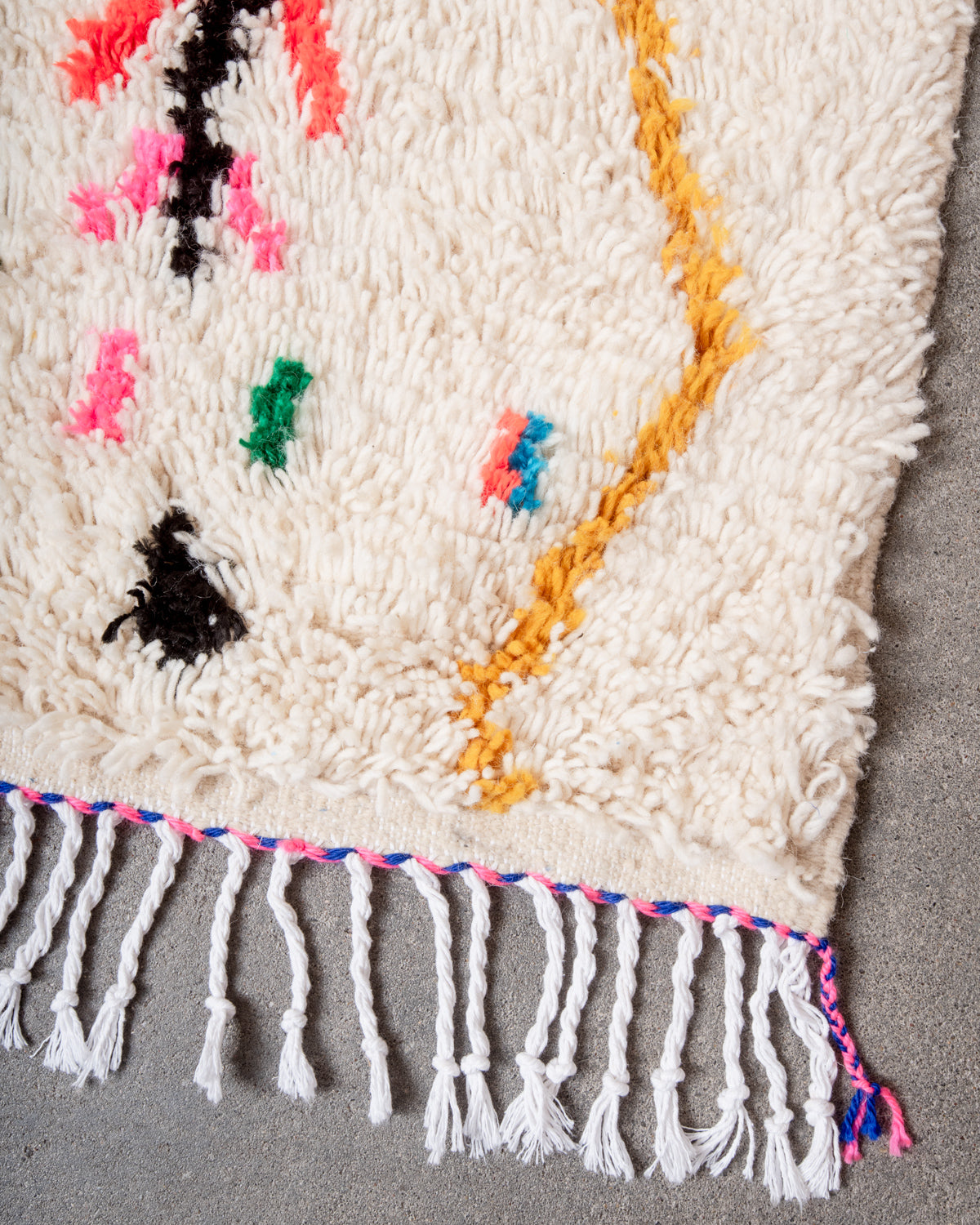 Modern designer handcrafted Berber rug from Morocco. Azilal rug with beautiful colors and patterns. Made of sheep’s wool and colourful cotton.