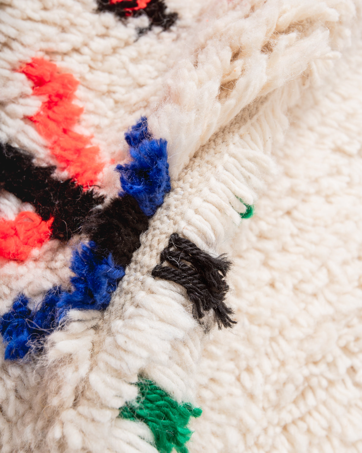 Modern designer handcrafted Berber rug from Morocco. Azilal rug with beautiful colors and patterns. Made of sheep’s wool and colourful cotton.