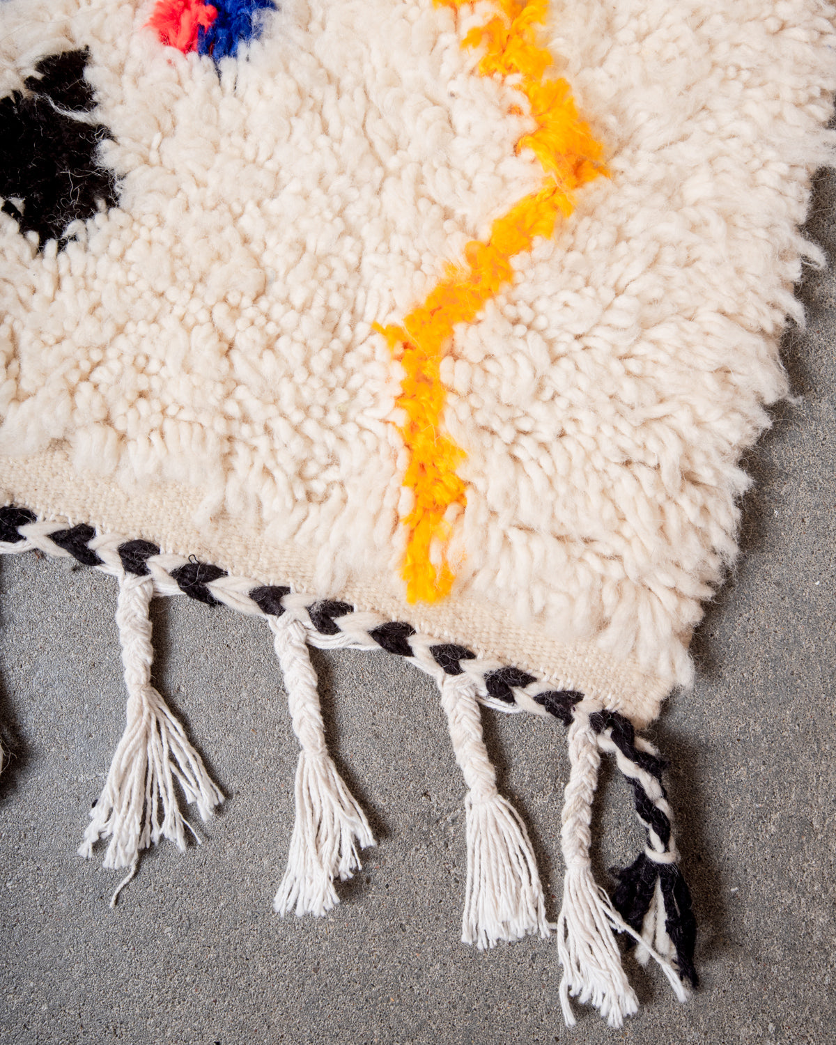 Modern designer handcrafted Berber rug from Morocco. Azilal rug with beautiful colors and patterns. Made of sheep’s wool and colourful cotton.