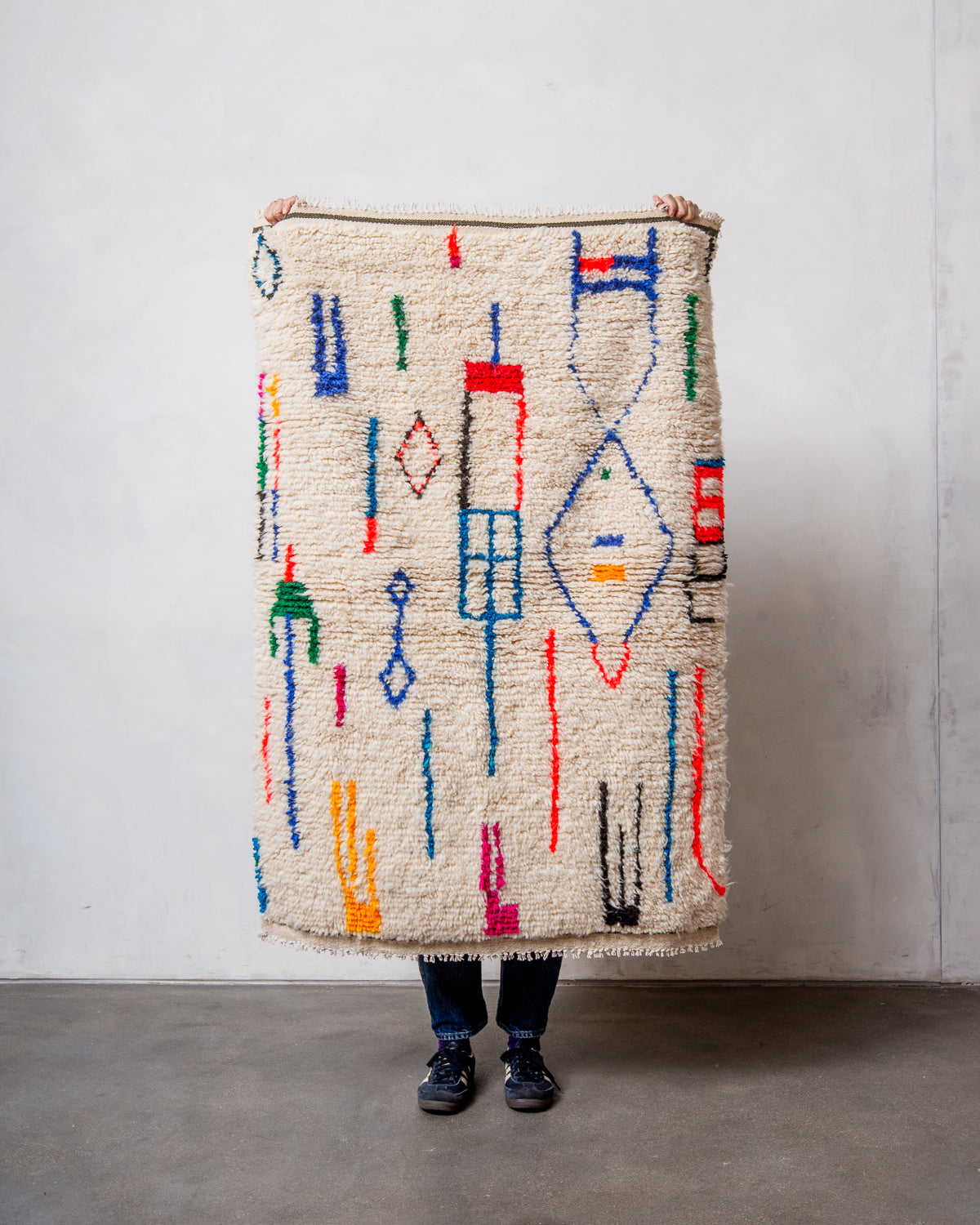 Modern designer handcrafted Berber rug from Morocco. Azilal rug with beautiful colours and patterns. Made of sheep’s wool and colourful cotton.