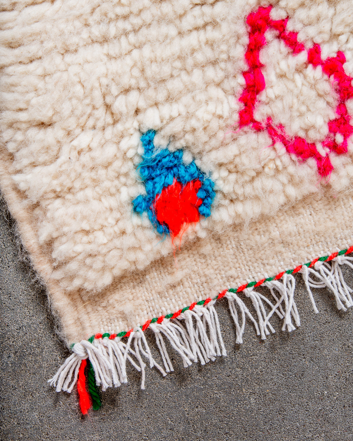Modern designer handcrafted Berber rug from Morocco. Azilal rug with beautiful colours and patterns. Made of sheep’s wool and cotton.