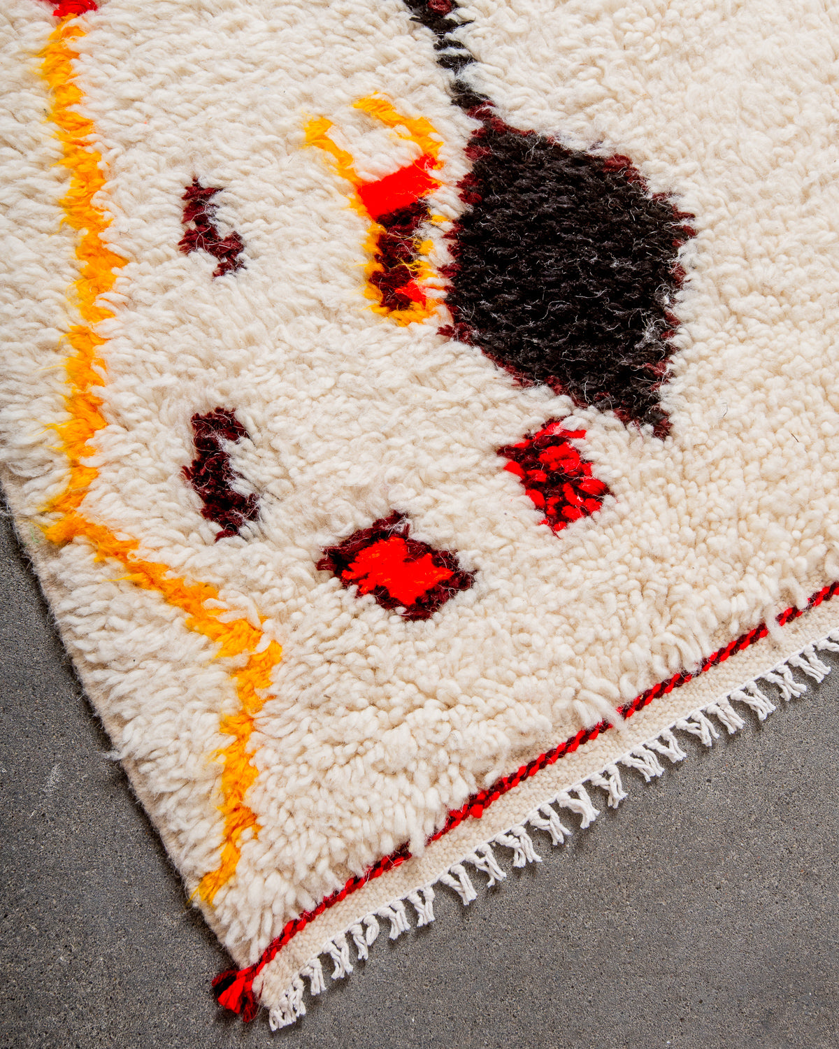 Modern designer handcrafted Berber rug from Morocco. Azilal rug with beautiful colours and patterns. Made of sheep’s wool and colourful cotton.