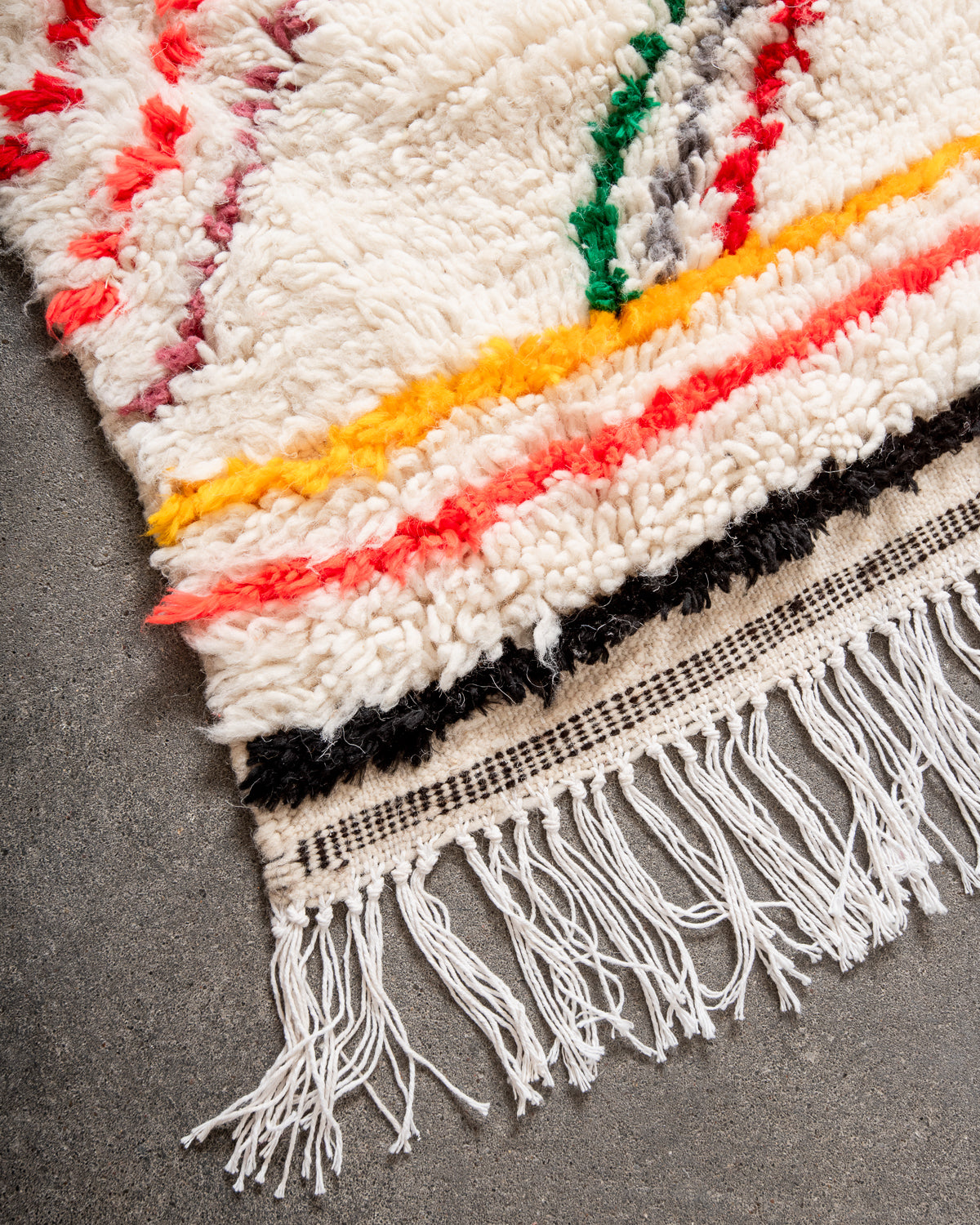 Modern designer handcrafted Berber rug from Morocco. Azilal rug with beautiful colors and patterns. Made of sheep’s wool and colourful cotton.