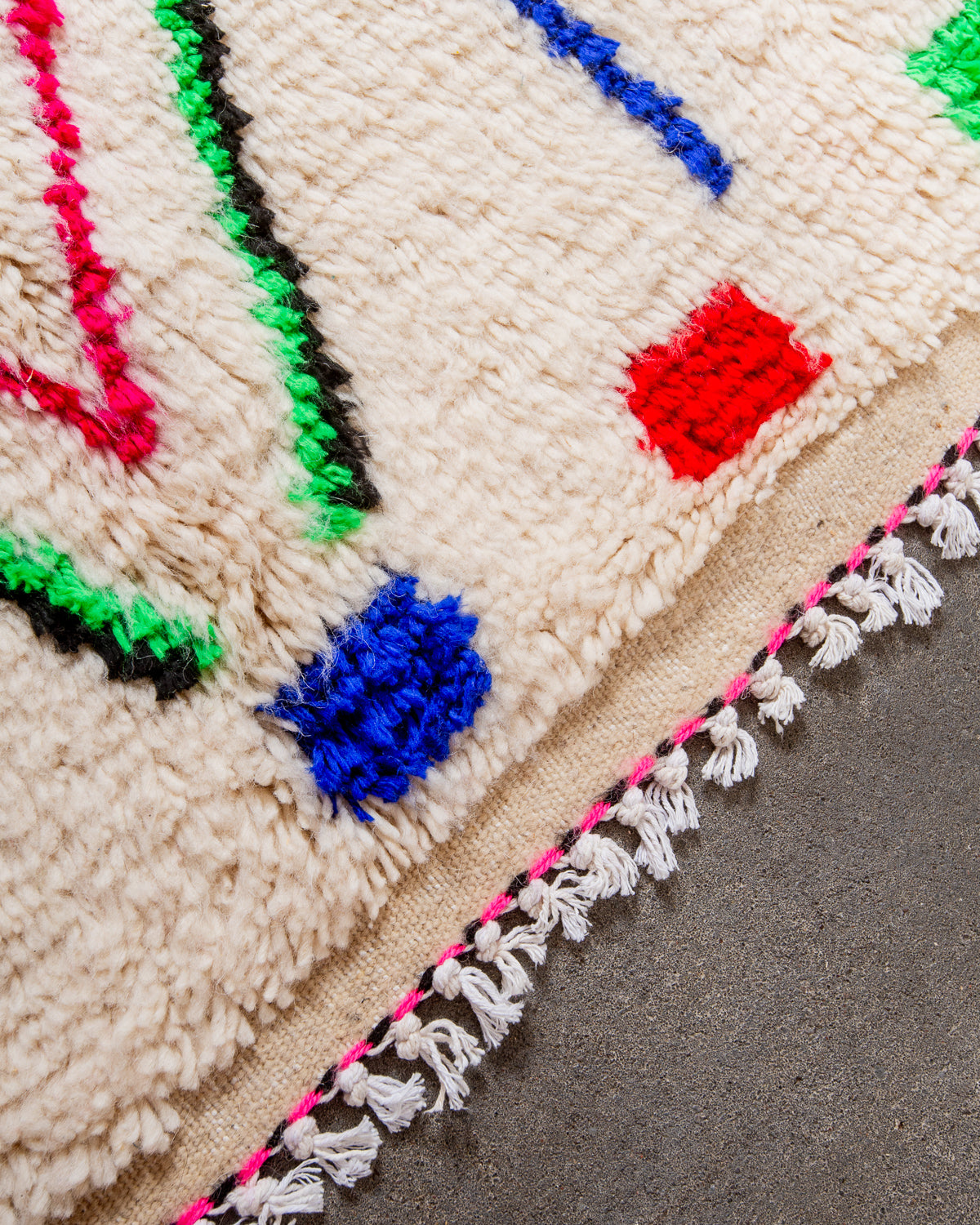 Modern designer handcrafted Berber rug from Morocco. Azilal rug with beautiful colours and patterns. Made of sheep’s wool and colourful cotton.