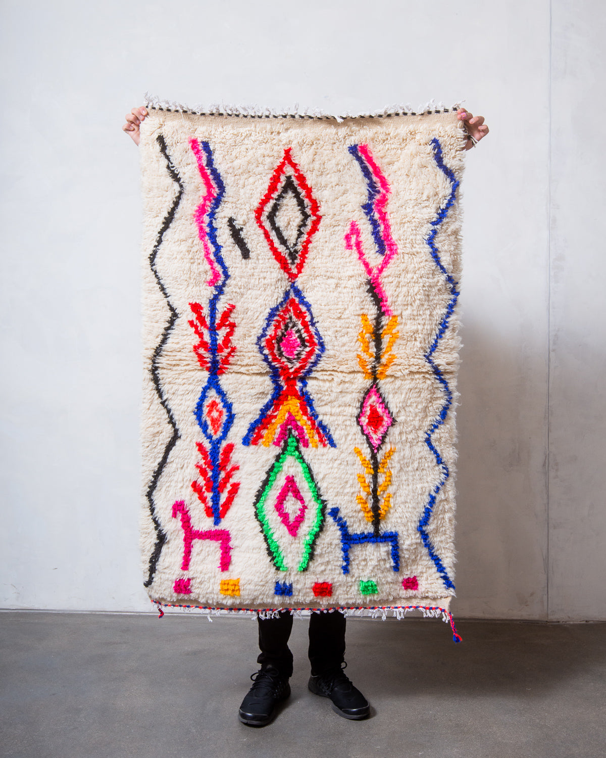 Modern designer handcrafted Berber rug from Morocco. Azilal rug with beautiful colours and patterns. Made of sheep’s wool and colourful cotton.