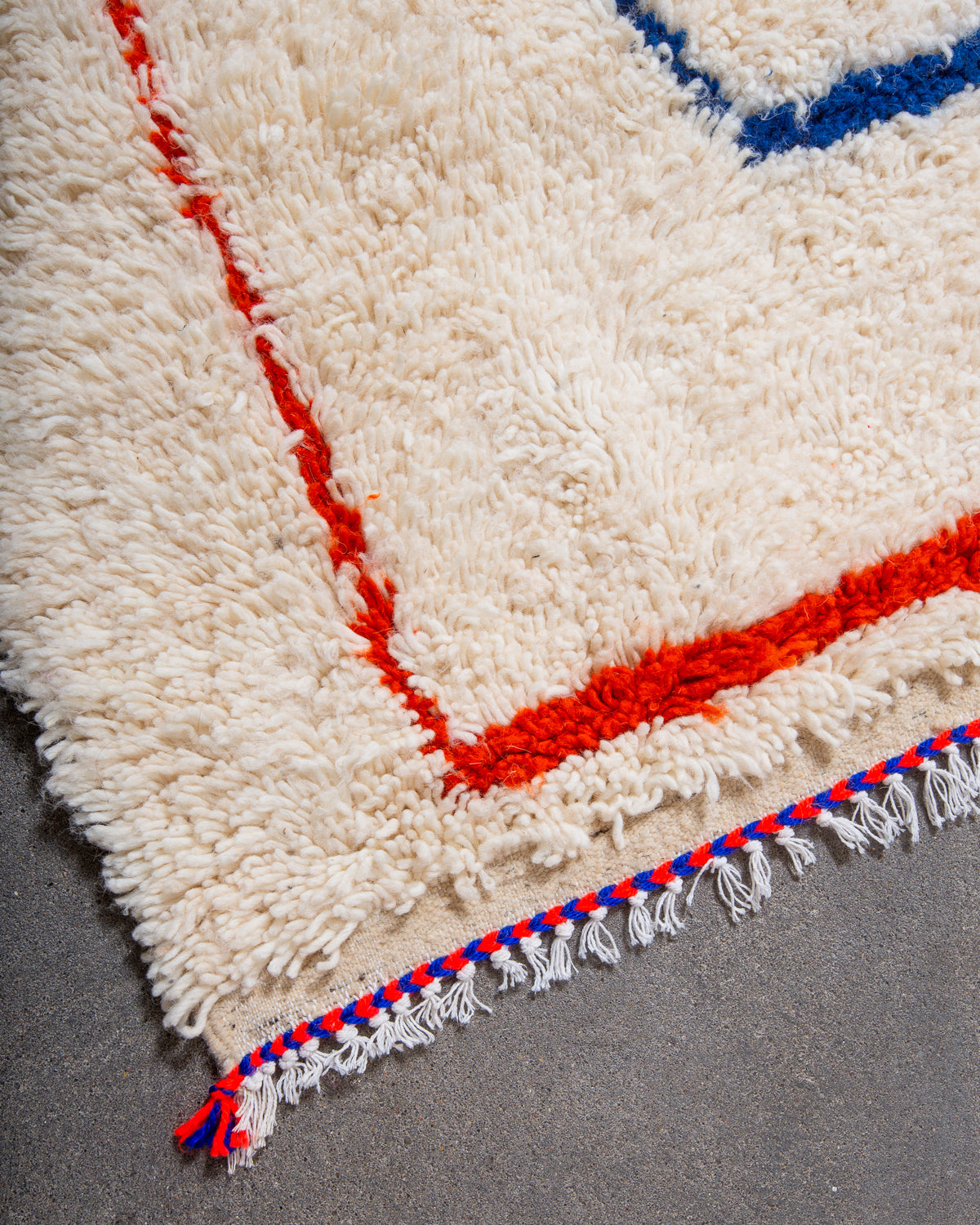 Modern designer handcrafted Berber rug from Morocco. Azilal rug with beautiful colours and patterns. Made of sheep’s wool and colourful cotton.