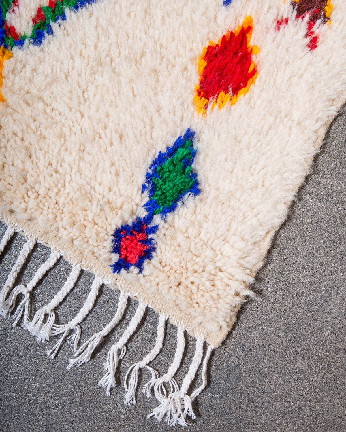 Modern designer handcrafted Berber rug from Morocco. Azilal rug with beautiful colours and patterns. Made of sheep’s wool and colourful cotton.