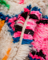 Moderner, handgefertigter Berber-Teppich aus Marokko. Azilal-Teppich mit wunderschönen Farben und Mustern. Aus Schafwolle und bunter Baumwolle.