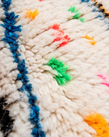 Moderner, handgefertigter Berber-Teppich aus Marokko. Azilal-Teppich mit wunderschönen Farben und Mustern. Aus Schafwolle und bunter Baumwolle.