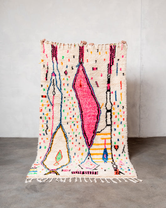 Moderner, handgefertigter Berber-Teppich aus Marokko. Azilal-Teppich mit wunderschönen Farben und Mustern. Aus Schafwolle und bunter Baumwolle.