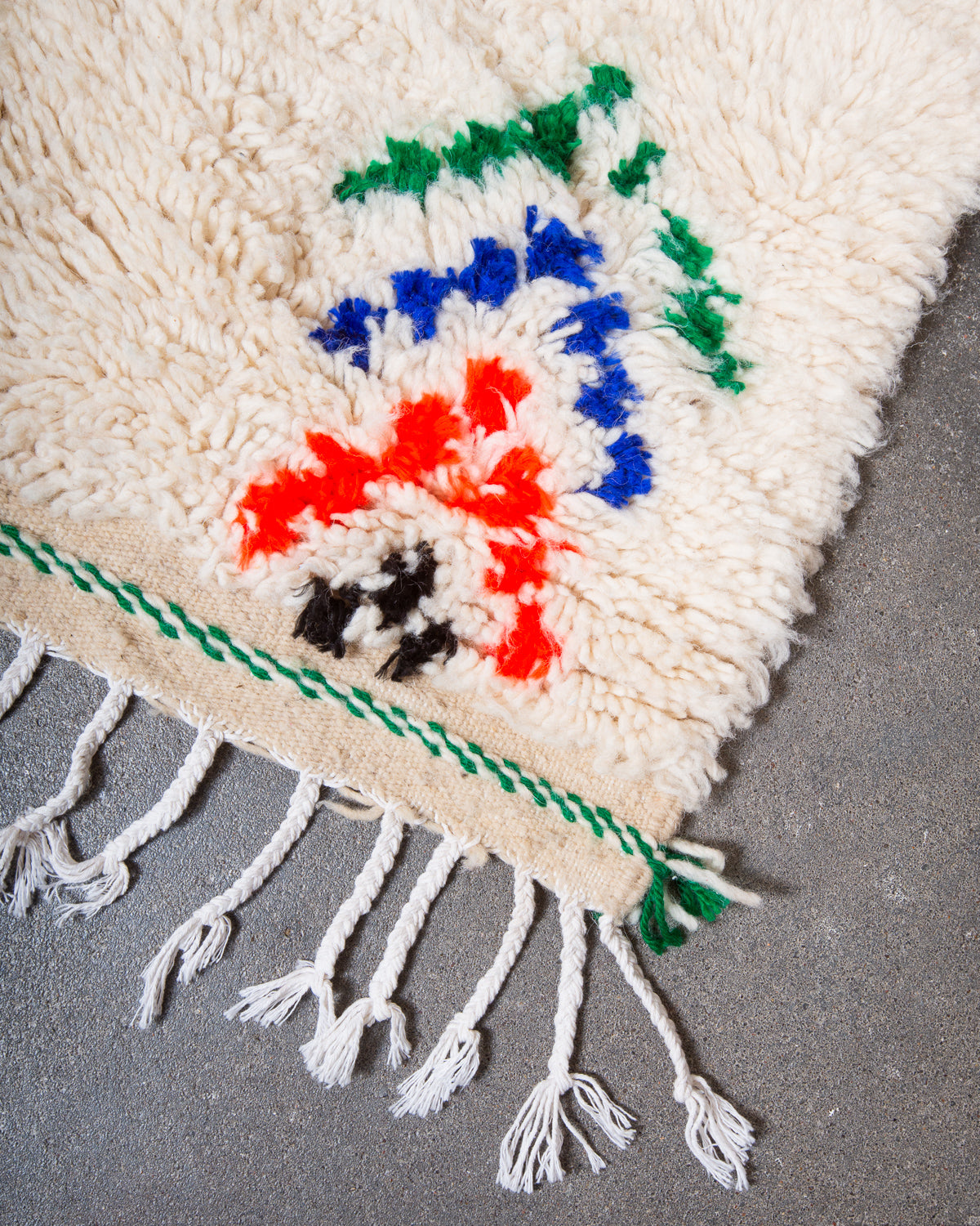 Modern designer handcrafted Berber rug from Morocco. Azilal rug with beautiful colours and patterns. Made of sheep’s wool and colourful cotton.