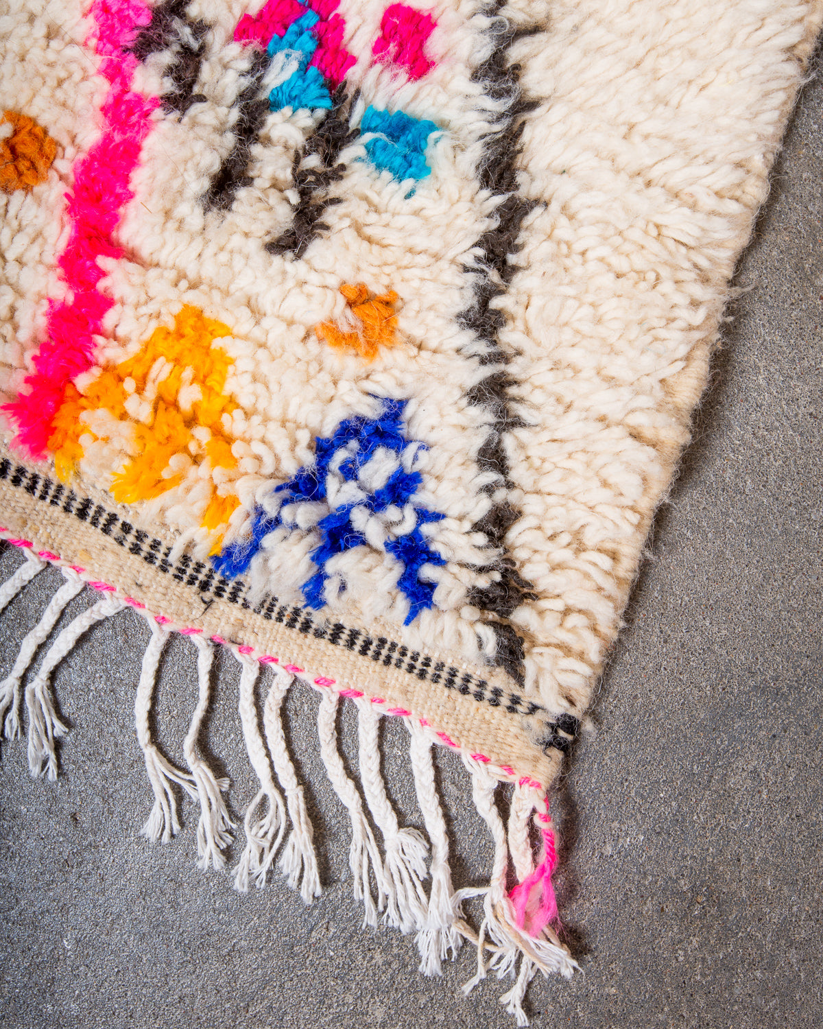Modern designer handcrafted Berber rug from Morocco. Azilal rug with beautiful colours and patterns. Made of sheep’s wool and colourful cotton.