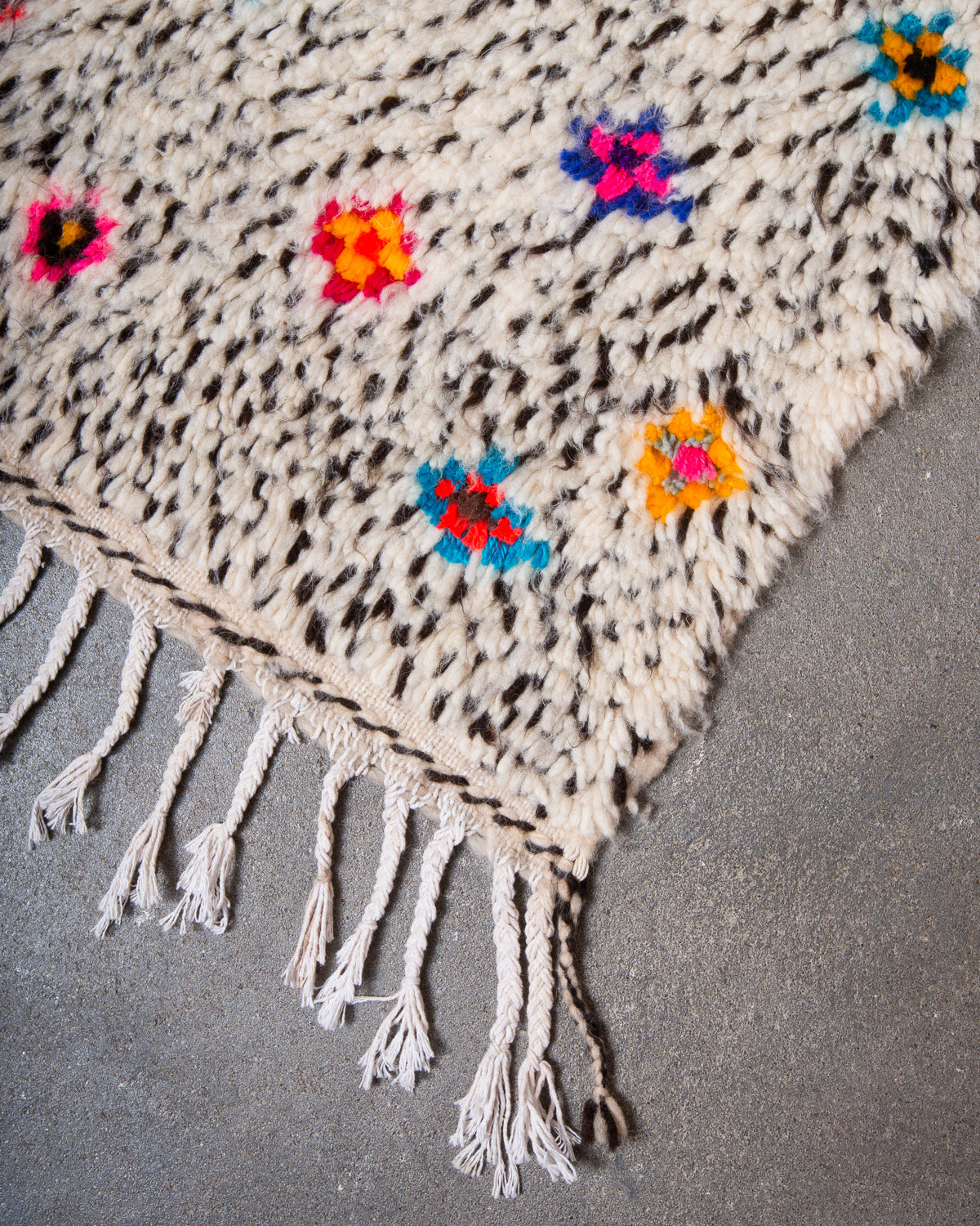 Modern designer handcrafted Berber rug from Morocco. Azilal rug with beautiful colours and patterns. Made of sheep’s wool and colourful cotton.