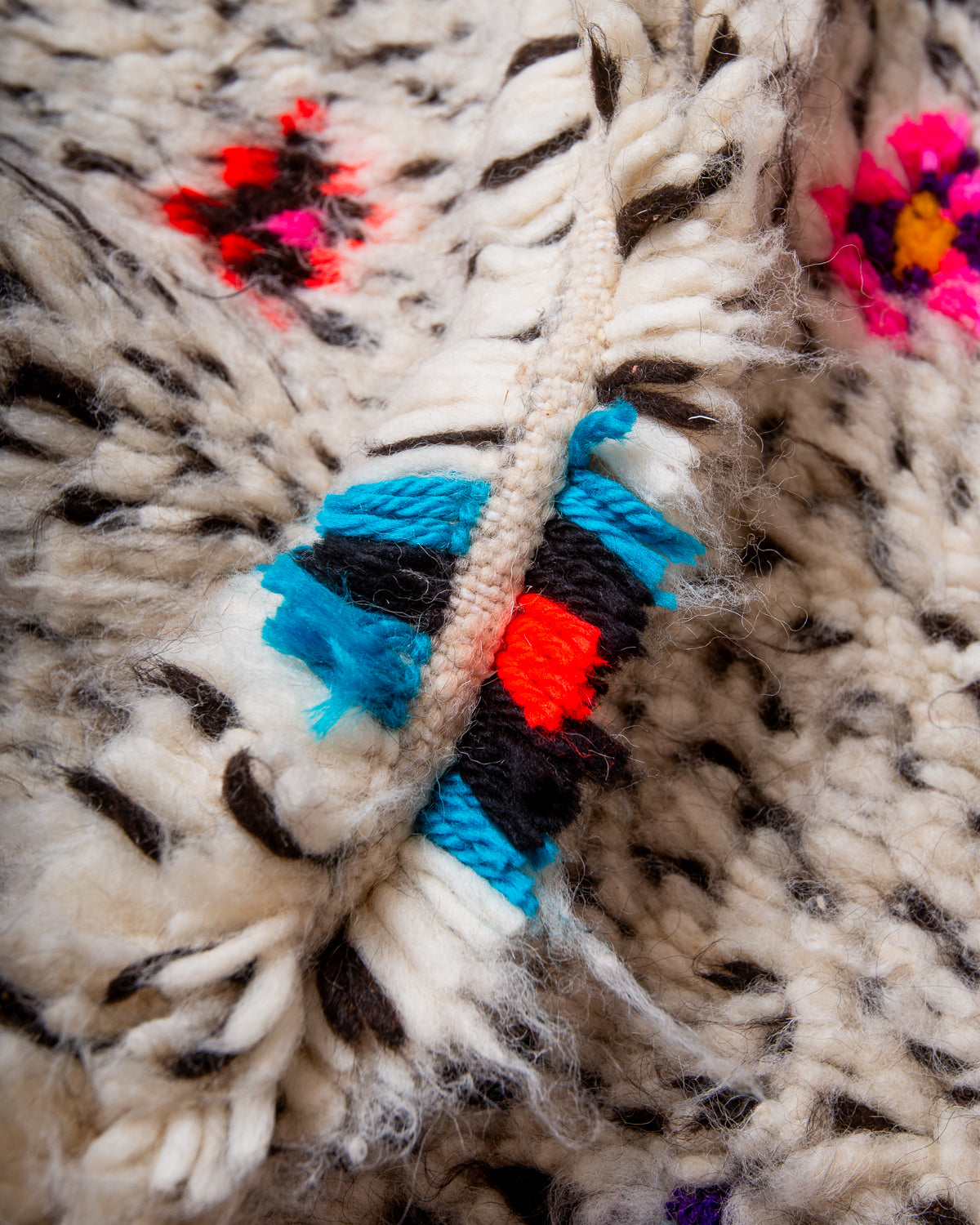 Modern designer handcrafted Berber rug from Morocco. Azilal rug with beautiful colours and patterns. Made of sheep’s wool and colourful cotton.