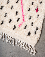 Moderner, handgefertigter Berber-Teppich aus Marokko. Azilal-Teppich mit wunderschönen Farben und Mustern. Aus Schafwolle und bunter Baumwolle.