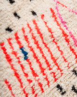 Moderner, handgefertigter Berber-Teppich aus Marokko. Azilal-Teppich mit wunderschönen Farben und Mustern. Aus Schafwolle und bunter Baumwolle.