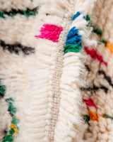 Moderner, handgefertigter Berber-Teppich aus Marokko. Azilal-Teppich mit wunderschönen Farben und Mustern. Aus Schafwolle und bunter Baumwolle.