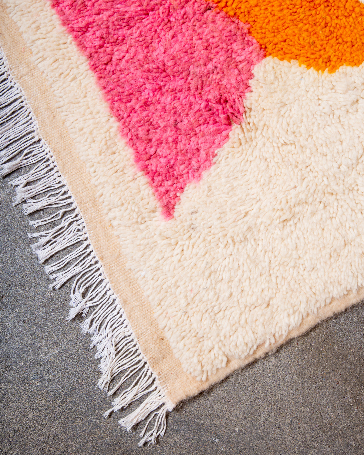 Modern designer handcrafted Berber rug from Morocco. Azilal rug with beautiful colours and patterns. Made of sheep’s wool and colourful cotton.