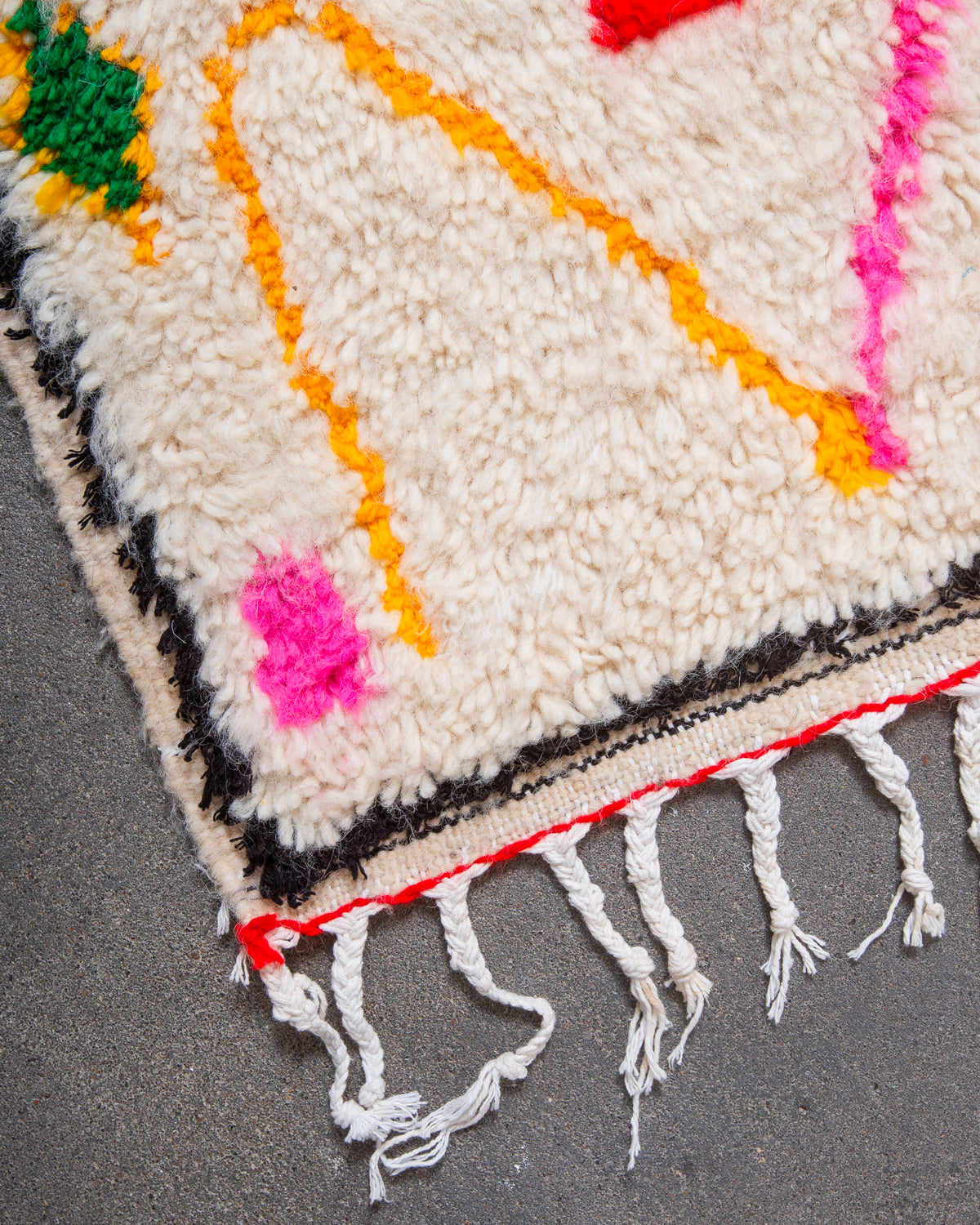 Modern designer handcrafted Berber rug from Morocco. Azilal rug with beautiful colours and patterns. Made of sheep’s wool and colourful cotton.