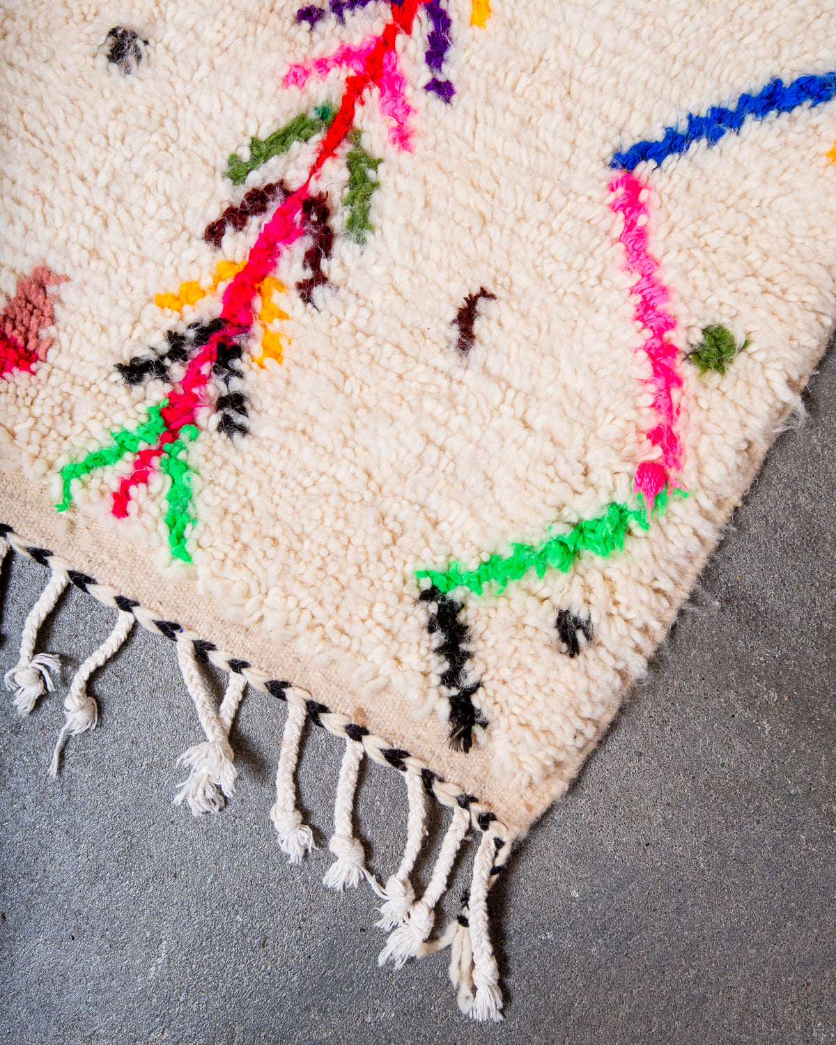 Modern designer handcrafted Berber rug from Morocco. Azilal rug with beautiful colours and patterns. Made of sheep’s wool and colourful cotton.