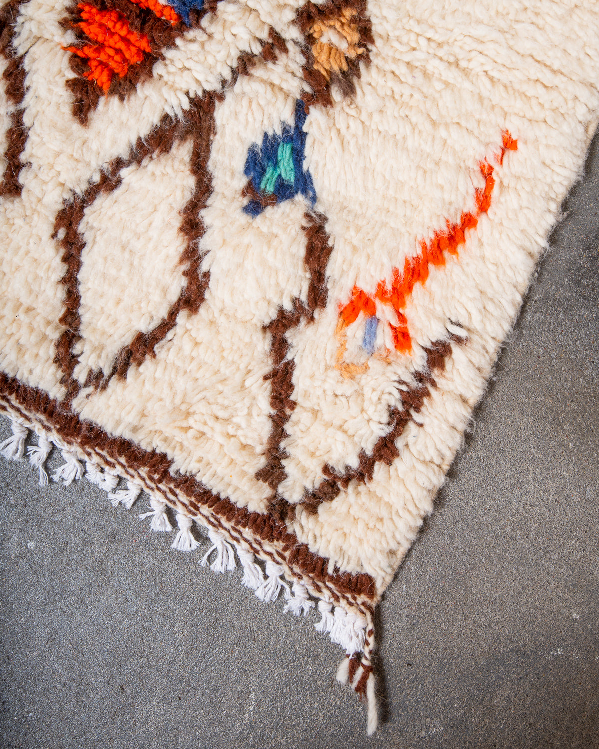 Modern designer handcrafted Berber rug from Morocco. Azilal rug with beautiful colours and patterns. Made of sheep’s wool and colourful cotton.