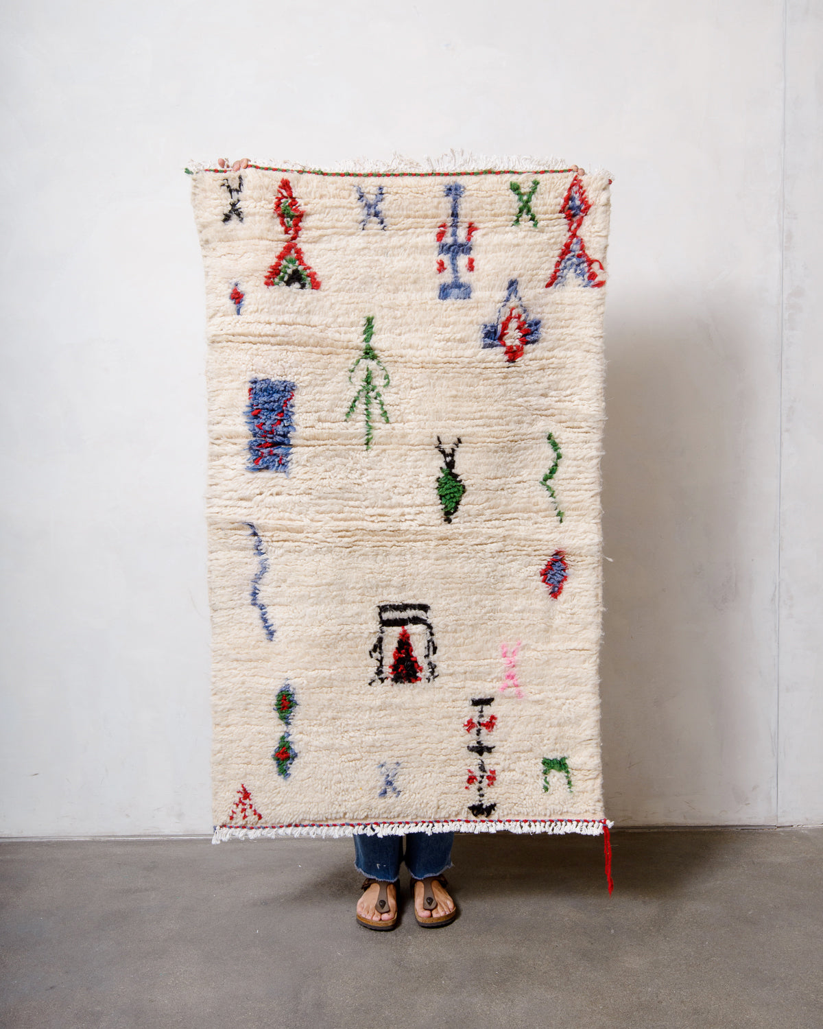 Modern designer handcrafted Berber rug from Morocco. Azilal rug with beautiful colours and patterns. Made of sheep’s wool and colourful cotton.