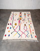 Moderner, handgefertigter Berber-Teppich aus Marokko. Azilal-Teppich mit wunderschönen Farben und Mustern. Aus Schafwolle und bunter Baumwolle.