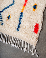 Moderner, handgefertigter Berber-Teppich aus Marokko. Azilal-Teppich mit wunderschönen Farben und Mustern. Aus Schafwolle und bunter Baumwolle.