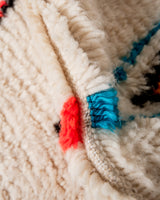 Moderner, handgefertigter Berber-Teppich aus Marokko. Azilal-Teppich mit wunderschönen Farben und Mustern. Aus Schafwolle und bunter Baumwolle.