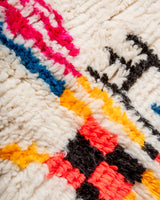 Moderner, handgefertigter Berber-Teppich aus Marokko. Azilal-Teppich mit wunderschönen Farben und Mustern. Aus Schafwolle und bunter Baumwolle.