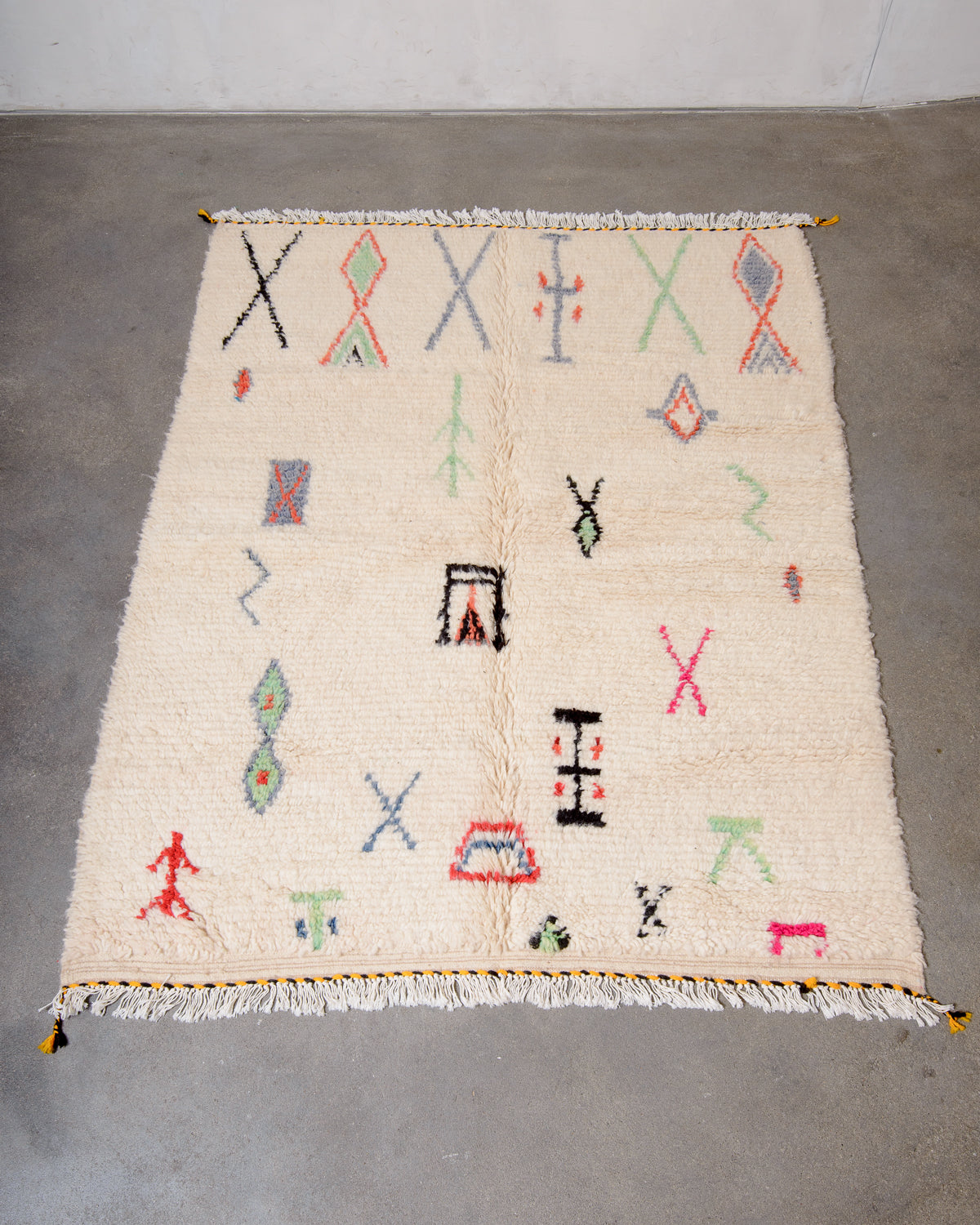 Modern designer handcrafted Berber rug from Morocco. Azilal rug with beautiful colours and patterns. Made of sheep’s wool and cotton.