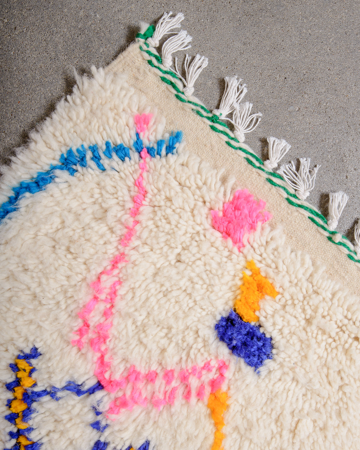 Modern designer handcrafted Berber rug from Morocco. Azilal rug with beautiful colours and patterns. Made of sheep’s wool and cotton.