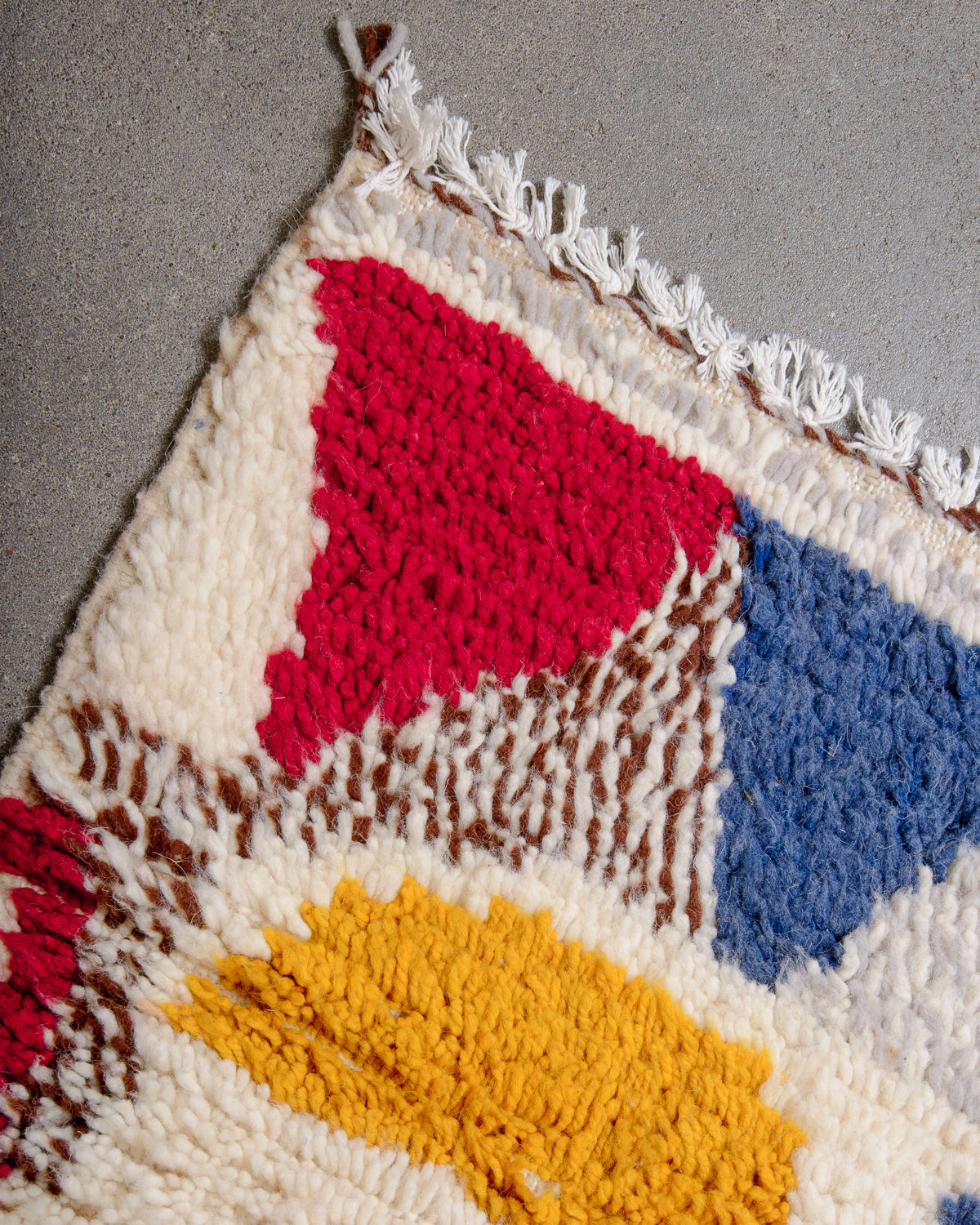 Modern designer handcrafted Berber rug from Morocco. Azilal rug with beautiful colours and patterns. Made of sheep’s wool and cotton.