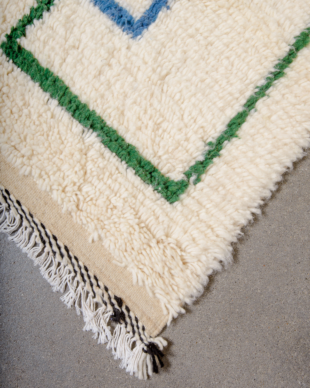 Modern designer handcrafted Berber rug from Morocco. Azilal rug with beautiful colours and patterns. Made of sheep’s wool and cotton.