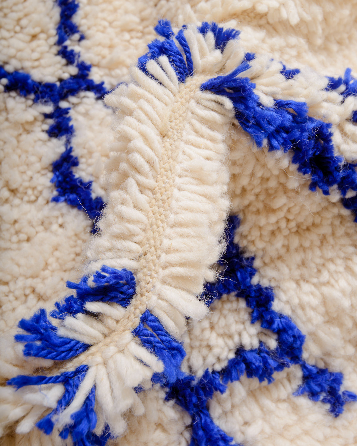 Modern designer handcrafted Berber rug from Morocco. Azilal rug with beautiful colours and patterns. Made of sheep’s wool and cotton.