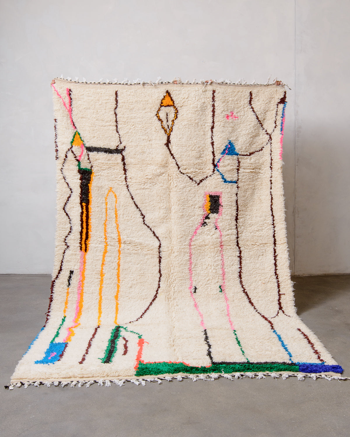 Modern designer handcrafted Berber rug from Morocco. Azilal rug with beautiful colours and patterns. Made of sheep’s wool and cotton.