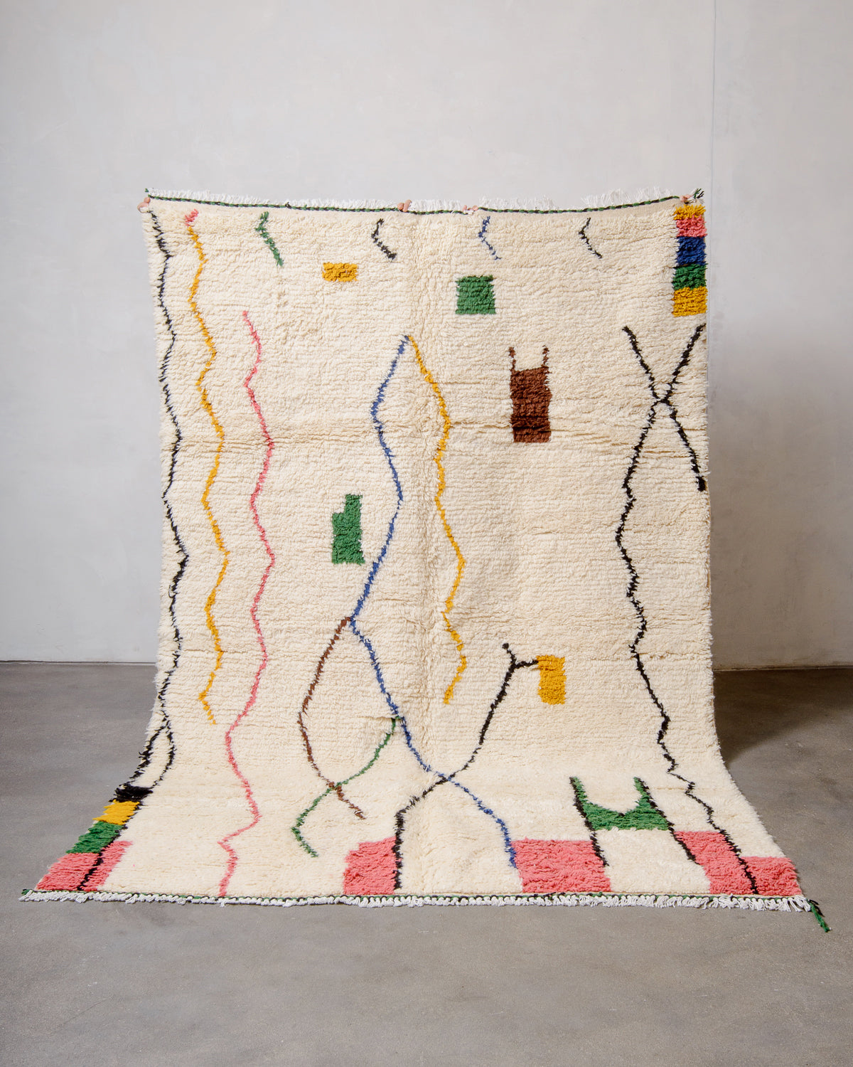 Modern designer handcrafted Berber rug from Morocco. Azilal rug with beautiful colours and patterns. Made of sheep’s wool and cotton.