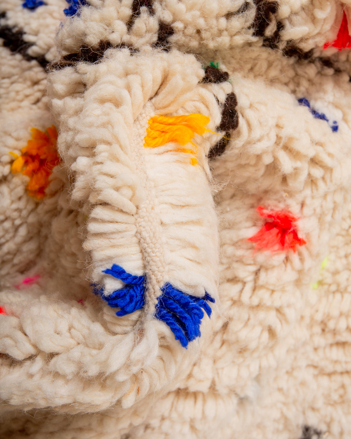 Modern designer handcrafted Berber rug from Morocco. Azilal rug with beautiful colours and patterns. Made of sheep’s wool and cotton.