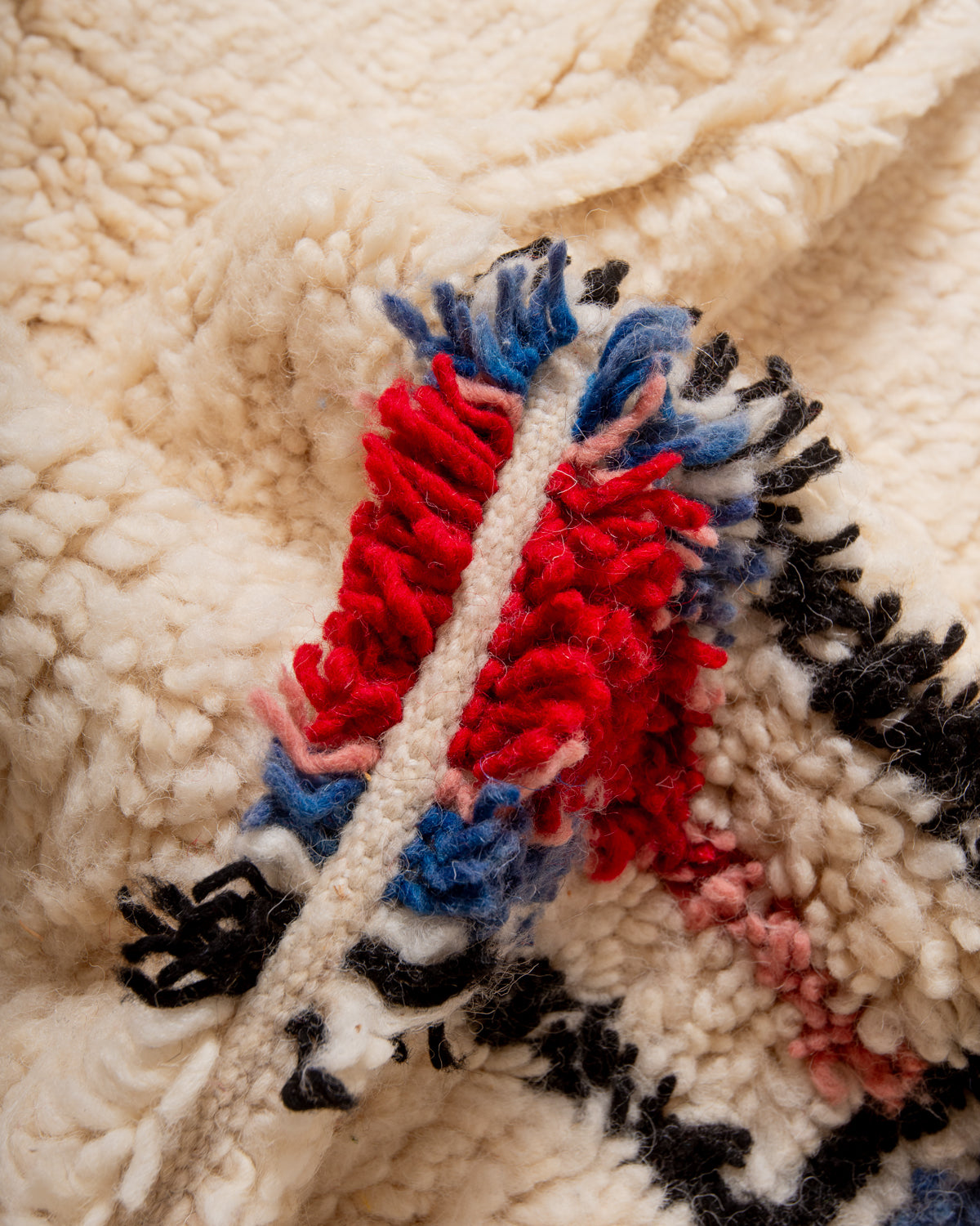 Modern designer handcrafted Berber rug from Morocco. Azilal rug with beautiful colours and patterns. Made of sheep’s wool and cotton.