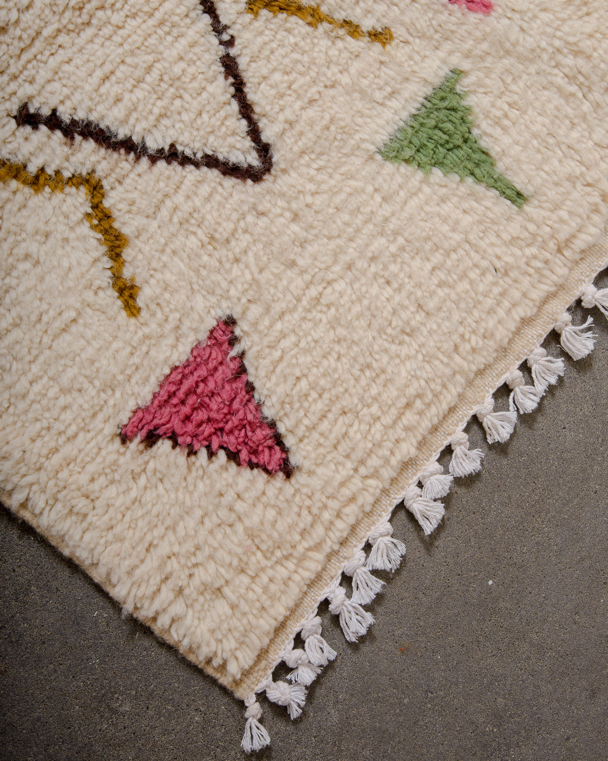 Modern designer handcrafted Berber rug from Morocco. Azilal rug with beautiful colours and patterns. Made of sheep’s wool and cotton.
