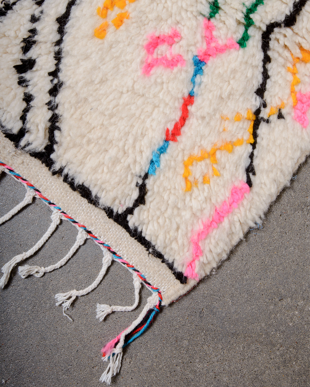 Modern designer handcrafted Berber rug from Morocco. Azilal rug with beautiful colours and patterns. Made of sheep’s wool and cotton.