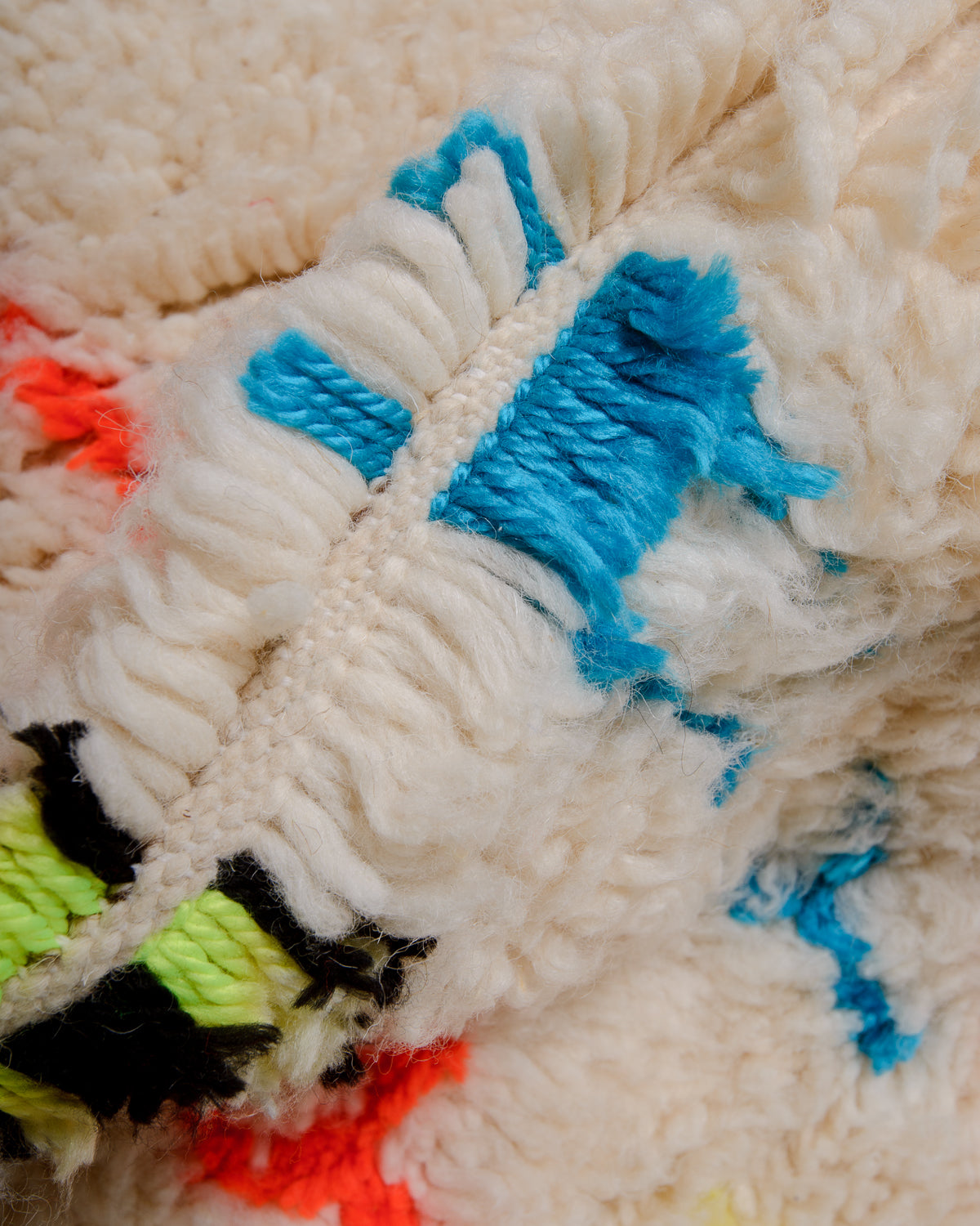 Modern designer handcrafted Berber rug from Morocco. Azilal rug with beautiful colours and patterns. Made of sheep’s wool and cotton.