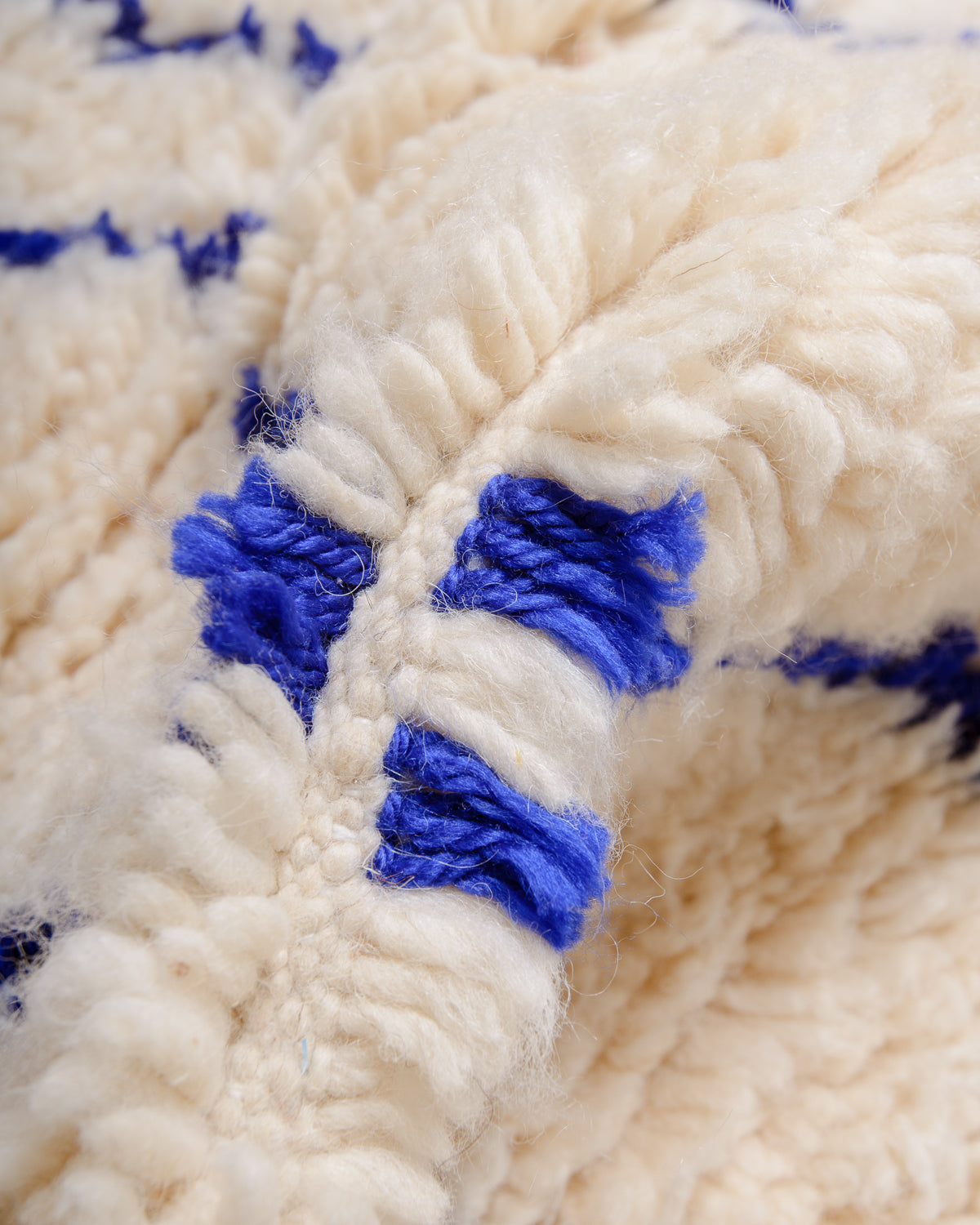 Modern designer handcrafted Berber rug from Morocco. Azilal rug with beautiful colours and patterns. Made of sheep’s wool and cotton.