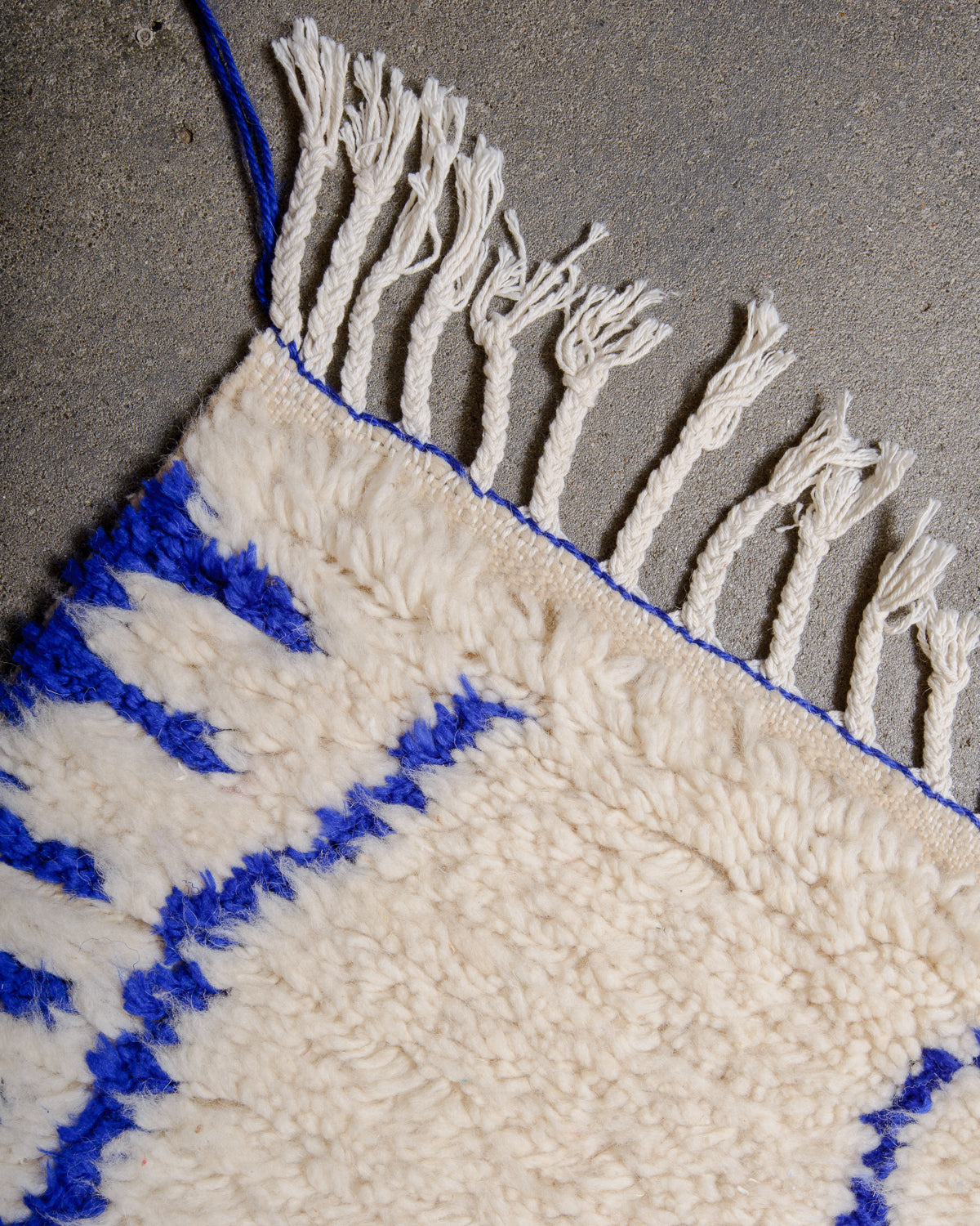 Modern designer handcrafted Berber rug from Morocco. Azilal rug with beautiful colours and patterns. Made of sheep’s wool and cotton.