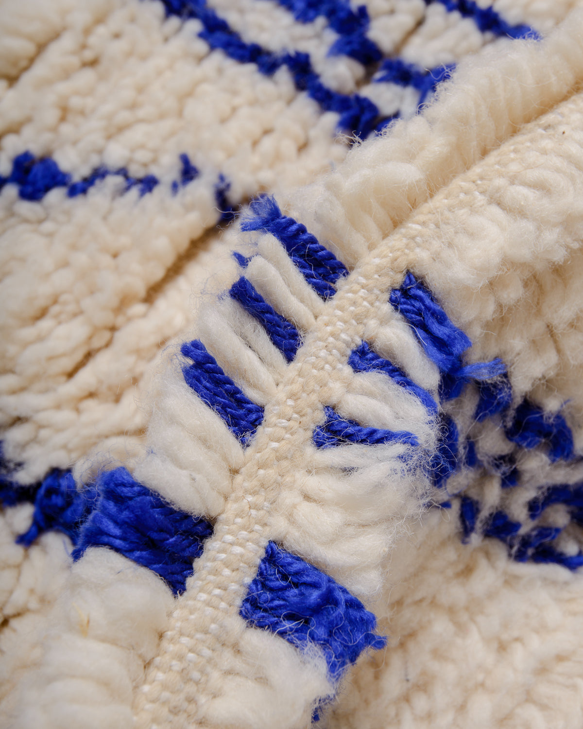 Modern designer handcrafted Berber rug from Morocco. Azilal rug with beautiful colours and patterns. Made of sheep’s wool and cotton.